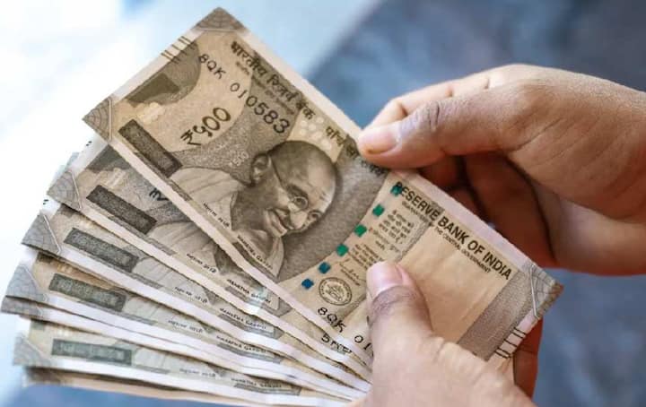 पब्लिक प्रोव्हिडेंड फंडमध्येही तुम्ही पैसे गुंतवू शकता. तुम्ही एका वर्षात 500 रुपयांपासून ते 1.50 लाख रुपयांपर्यंतची गुंतवणूक करू शकता. तुम्हाला या योजनेत 7.1 टक्क्यांनी रिटर्न्स मिळतात.