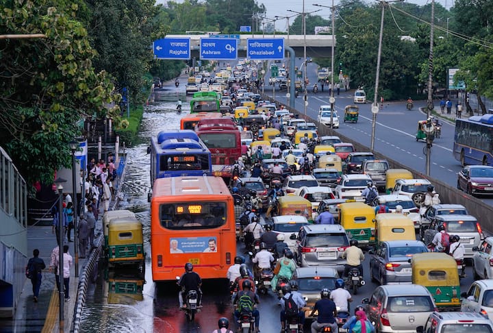 दिल्ली के कुछ हिस्सों में शनिवार को बारिश हुई और शहर का अधिकतम तापमान 34.7 डिग्री सेल्सियस दर्ज किया गया जो मौसम के लिहाज से सामान्य है.