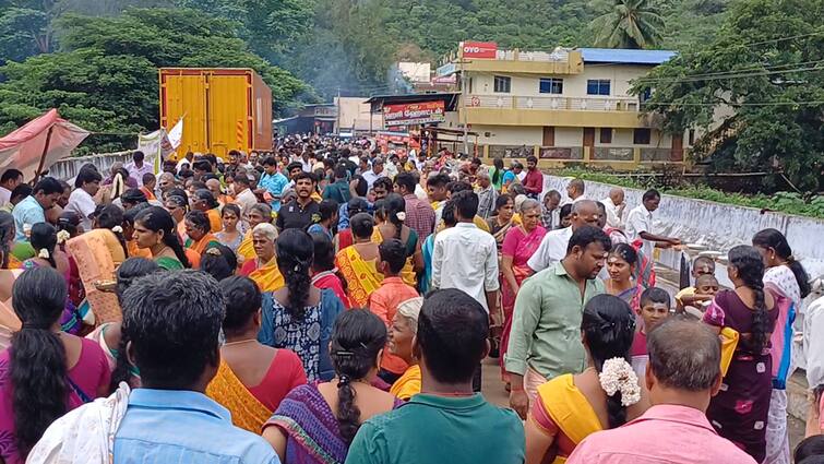 People thronged water bodies in Theni district to offer didi darpanam to ancestors today, Adi Amavasi day. ஆடி அமாவாசை: திதி தர்ப்பணம் செய்ய தேனி மாவட்டத்தில் நீர் நிலைகளில் குவிந்த மக்கள்