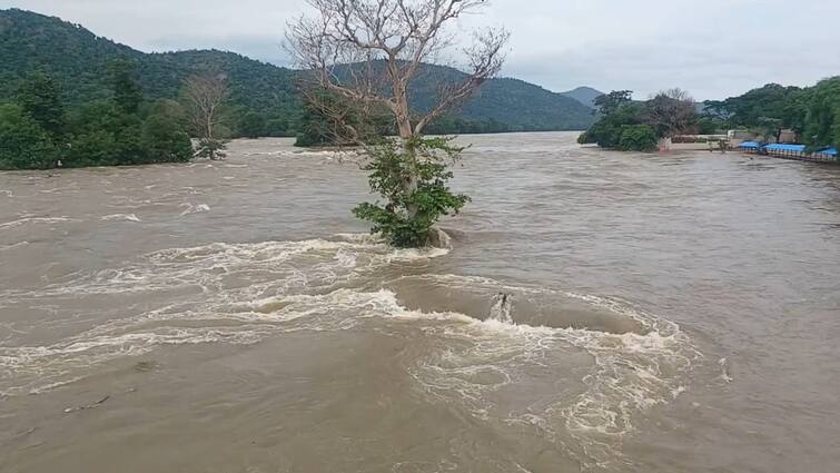 Cauvery water hohenakkal boats ban கர்நாடக அணைகளில் நீர்திறப்பு குறைப்பு எதிரொலி: காவிரி ஆற்றில் நீர்வரத்து தொடர்ந்து சரிவு