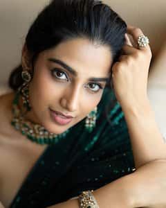 Meenakshi Chaudhary: చీరలో మీనాక్షి చౌదరి, ముసి ముసి నవ్వులకు కుర్రకారు పడిపోవాల్సిందే!