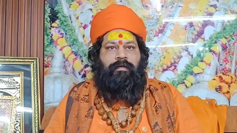UP News Hanuman Garhi Mahant Raju Das reacted on Kanwar Yatra violence case कांवड़ यात्रा पर हो रही बयानबाजी पर भड़के महंत राजू दास, कहा- 'सनातन को किया जा रहा टारगेट'