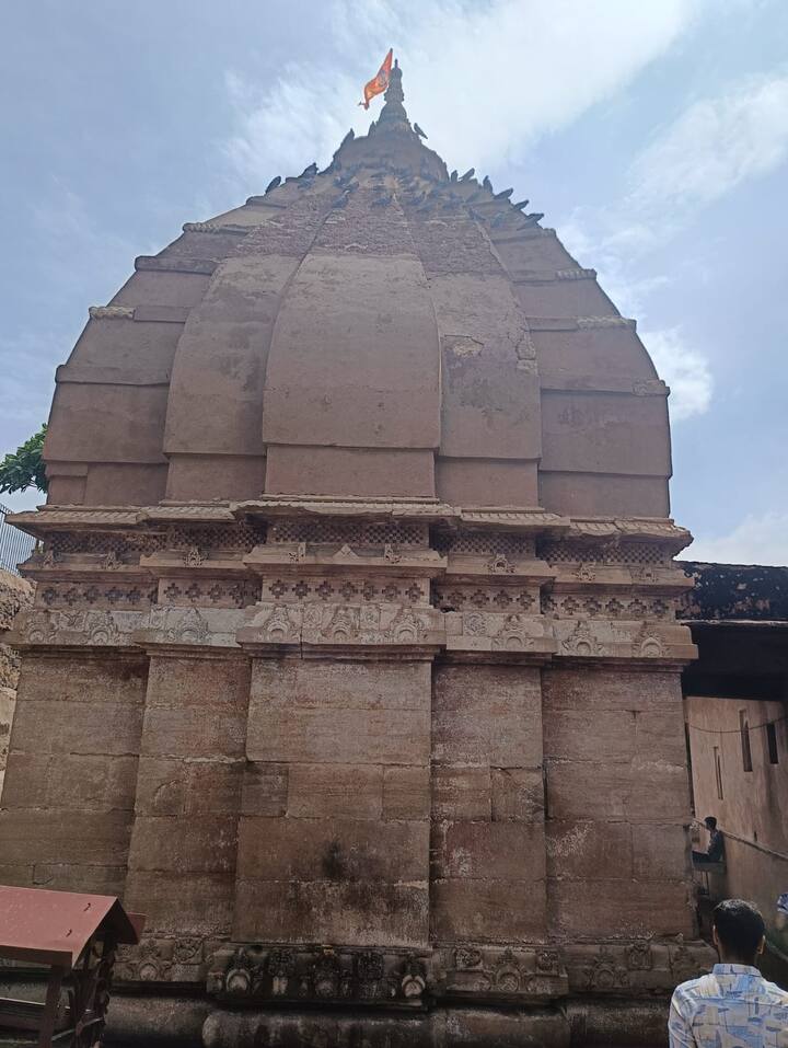 इस शिलालेख को कौटिल्य लिपि में लिखे गए देश के सर्वश्रेष्ठ शिलालेखों में से एक माना जाता है. महान हिंदी कवि जयशंकर प्रसाद ने भी अपने नाटक चंद्रगुप्त की भूमिका में इस शिलालेख का उल्लेख किया है. इतिहासकारों के अनुसार मंदिर के निर्माण को लगभग 1300 साल बीत चुके हैं, लेकिन इसका वैभव आज भी वैसा ही है. पुरातत्व विभाग के अधीन इस मंदिर का कई जगह जीर्णोद्धार हो रहा है.