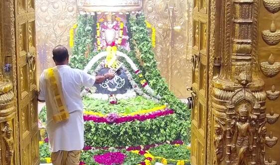 દ્વાદશ જ્યોતિર્લિંગ પૈકીના પ્રથમ સોમનાથ મહાદેવને શ્રાવણ માસના પ્રથમ દિવસ અને સોમવારના શુભ સમન્વય પર વિશેષ શ્રૃંગાર કરવામાં આવ્યો હતો.