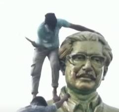 Bangladesh Government Crisis: PM आवास के बेड पर आराम फरमाते प्रदर्शनकारी, बंगबंधु के स्टेचू पर बरसाए हथौड़े, बांग्लादेश तख्तापलट की तस्वीरें