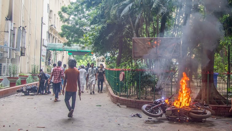 What leads to Bangladesh protests and why PM Sheikh Hasina fled to India full details here Bangladesh Protests: బంగ్లాదేశ్‌లో అల్లర్లు ఎందుకు? ప్రధాని ఎందుకు పారిపోయారు? పాక్, ఐసిస్ పనేనా?