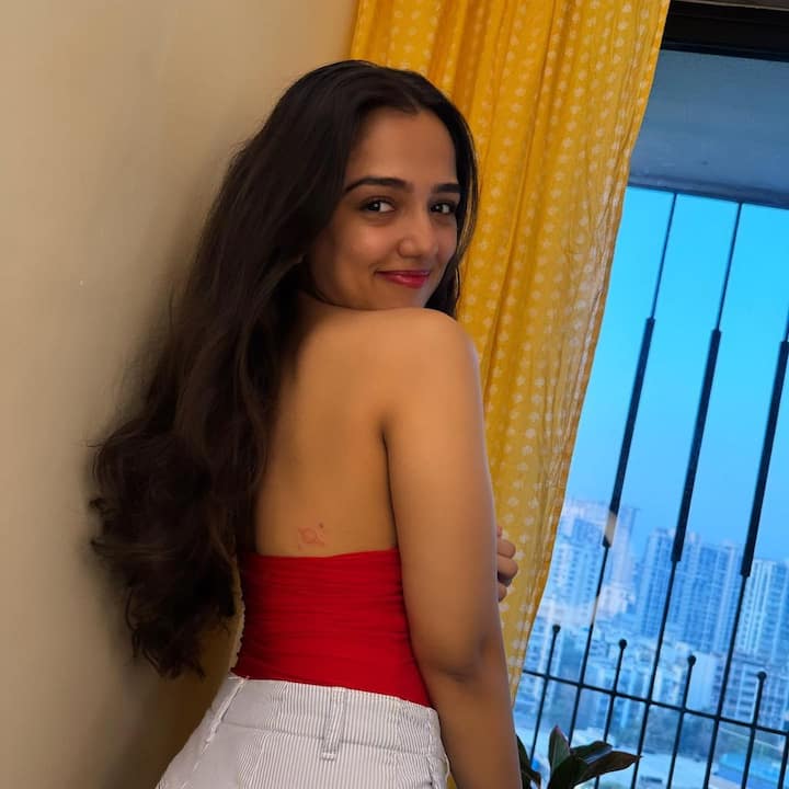 अहसास चन्ना  ने मुंबई यूनिवर्सिटी से साइकोलॉजी में ग्रेजुएशन किया है. अहसास ने अपने करियर की शुरुआत बहुत कम एज में की थी. इनकी पहली फिल्म वास्तु शास्त्र (2004) थी जिसमें अहसास सुष्मिता सेन के बेटे बने थे.