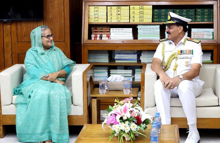 હસીનાના પિતા શેખ મુજીબુર રહેમાન હતા, જેમને બાંગ્લાદેશના સ્થાપક પિતા તરીકે પણ ઓળખવામાં આવે છે અને તેઓ દેશના પ્રથમ રાષ્ટ્રપતિ હતા.