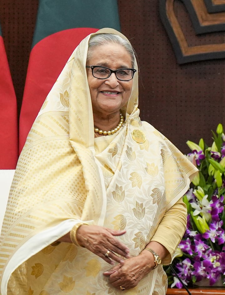 सूत्रों के हवाले से कुछ मीडिया रिपोर्ट्स में बताया गया कि शेख हसीना को ऐहतियाती तौर पर फिलहाल सुरक्षित स्थान पर ले जाया गया है.