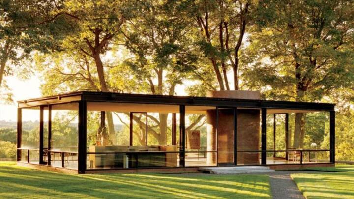 द ग्लास हाउस, आर्टिटेक्ट फिलिप जॉनसन द्वारा बनाया गया ये घर पारदर्शी कांच से बना हुआ है. जो देखने में काफी सुंदर लगता है.