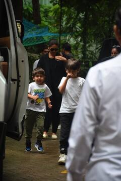 वेकेशन एंजॉय करने के बाद बच्चों संग घर लौटे Saif-Kareena,  व्हाइट में ट्वीनिंग करते हुए तैमूर-जेह लगे सुपर क्यूट