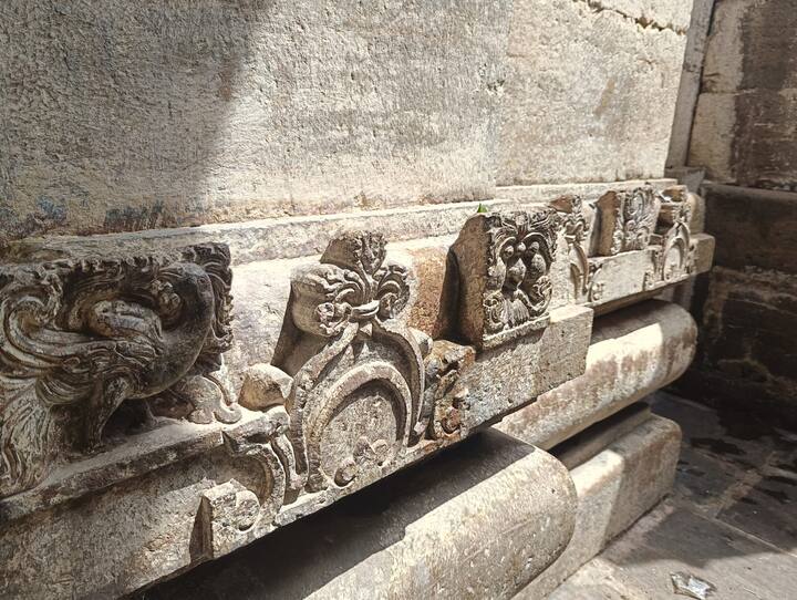 यह मंदिर पंचरथ गर्भगृह, अंतराल और मंडप के साथ योजना में पूर्व की ओर है. गर्भगृह के प्रवेश द्वार पर स्तंभ भी अलंकृत हैं. मंदिर में प्रवेश के साथ दक्षिणी भाग में एक दुर्लभ शिलालेख है, जिस पर मंदिर का निर्माण विक्रम संवत 795 (738 ईस्वी) में होना बताया गया है.