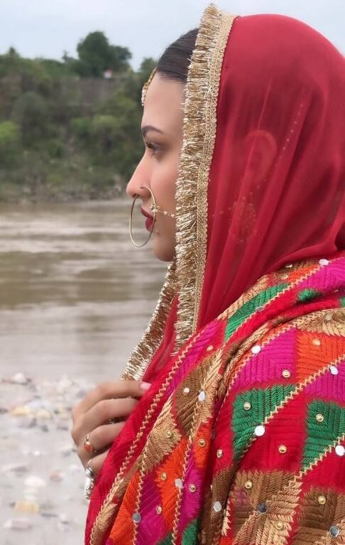 ਇਸ ਤੋਂ ਇਲਾਵਾ ਪੰਜਾਬੀ ਅਦਾਕਾਰਾ ਆਪਣੇ ਸੋਸ਼ਲ ਮੀਡੀਆ ਹੈਂਡਲ ਰਾਹੀਂ ਪ੍ਰਸ਼ੰਸਕਾਂ ਵਿਚਾਲੇ ਅਕਸਰ ਐਕਟਿਵ ਨਜ਼ਰ ਆਉਂਦੀ ਹੈ। ਇਸ ਵਿਚਾਲੇ ਹਿਮਾਂਸ਼ੀ ਨੇ ਆਪਣੇ ਸੋਸ਼ਲ ਮੀਡੀਆ ਹੈਂਡਲ ਉੱਪਰ ਦੁਲਹਨ ਦੇ ਜੋੜੇ ਵਿੱਚ ਇੱਕ ਵੀਡੀਓ ਸਾਂਝਾ ਕੀਤਾ ਹੈ। ਇਸ ਵੀਡੀਓ ਨੂੰ ਵੇਖ ਪ੍ਰਸ਼ੰਸਕ ਵੀ ਹੈਰਾਨ ਹੋ ਰਹੇ ਹਨ।