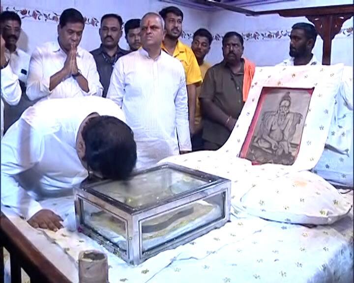 मनसे अध्यक्ष राज ठाकरेंनी अक्कलकोटमध्ये जाऊन स्वामी समर्थांचं दर्शन घेतलं आहे.