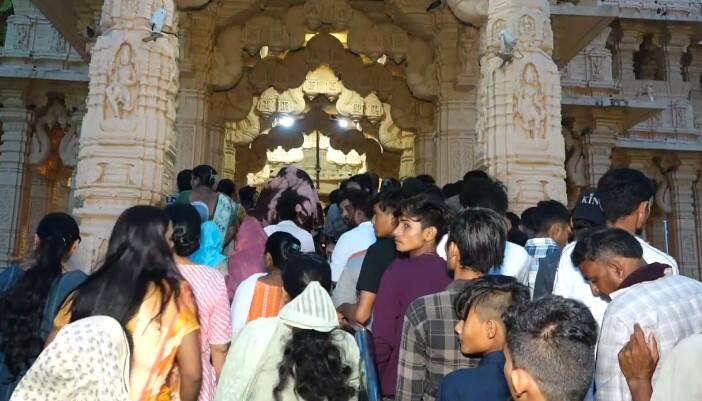 શ્રાવણ માસનો પ્રથમ દિવસ અને એ પણ સોમવાર જેના કારણે શિવ ભક્તોમાં અનેરો ઉત્સાહ જોવા મળી રહ્યો છે. સોમનાથ મહાદેવ મંદિર ટ્રસ્ટ દ્વારા શ્રાવણ મહિનાને લઈ વિશેષ વ્યવસ્થાઓ કરવામાં આવી છે.