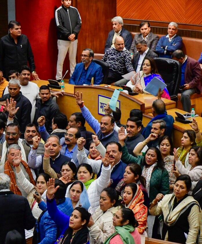 इस समय एमसीडी में आम आदमी पार्टी के 134 निर्वाचित पार्षद हैं और भारतीय जनता पार्टी (BJP) के 104 हैं. मनोनीत पार्षद यानी एल्डरमैन 10 होते हैं, जिसका चुनाव उपराज्यपाल विनय कुमार सक्सेना करेंगे.