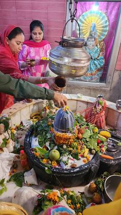'आज के दिन व्रत रखने पर बरसती है महादेव की कृपा, सावन के सोमवारी पर दिल्ली के इस मंदिर में उमड़ी भीड़