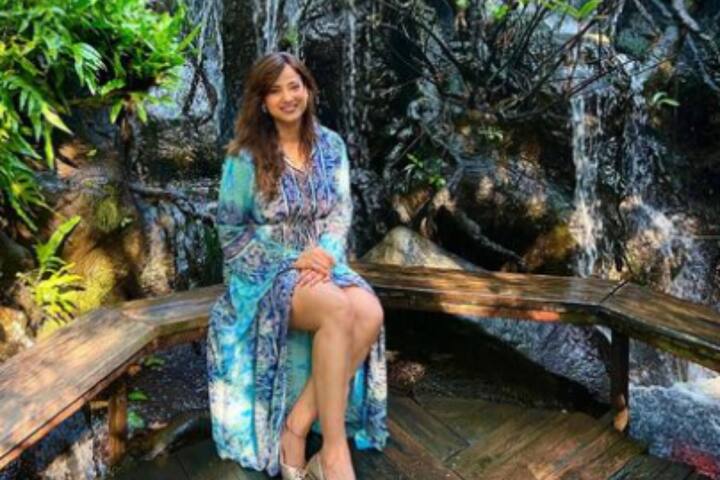 श्वेता तिवारी की ये ड्रेस पहनकर आप किसी हसीना से कम नहीं लगेगी. आपको इस ड्रेस में देखकर आपका पति खुश हो जाएगा.