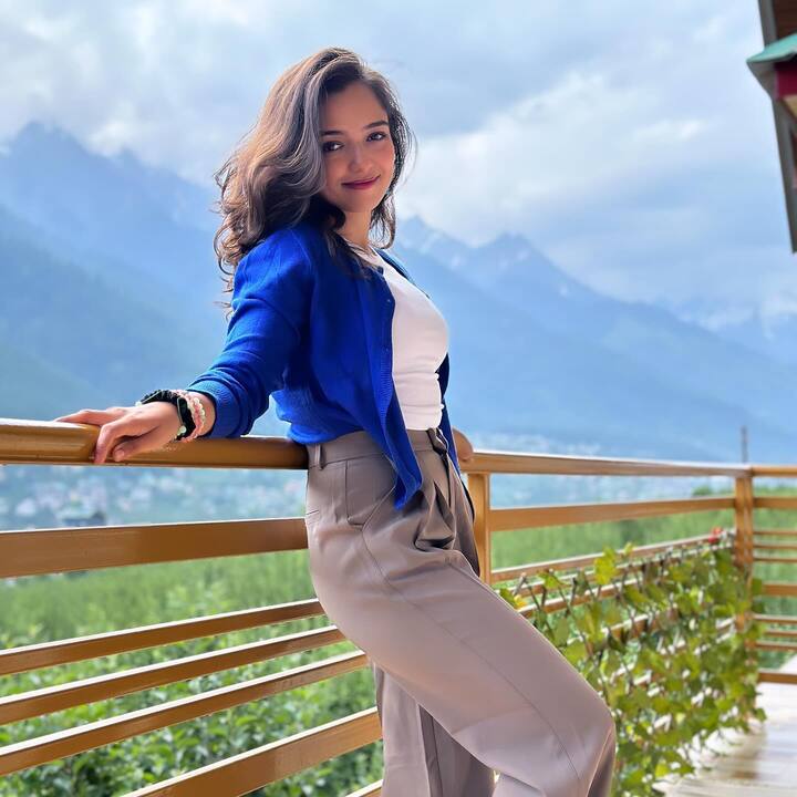 5 ऑगस्ट 1999 रोजी मुंबईत जन्म झालेल्या अहसास चन्नाची कौटुंबिक पार्श्वभूमी ही पंजाबी कुटुंबाची आहे. तिचे वडील इक्बाल सिंह चन्ना हे चित्रपट निर्माते आहेत. तर, आई कुलबीर कौर ही अभिनेत्री आहे.