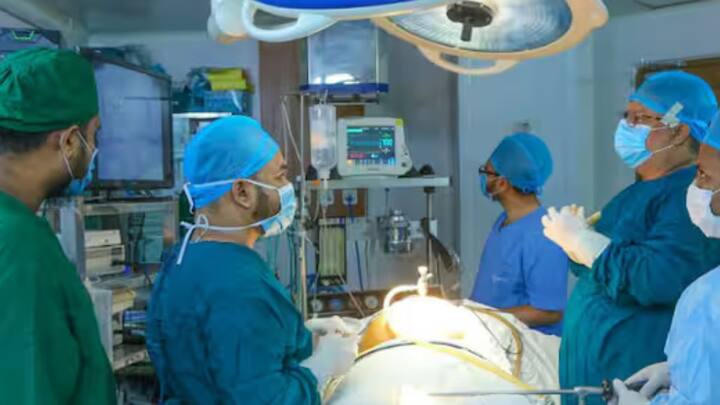 सर्जन डॉक्टर लूको किंगक्वान ने अपने सहायकों के मदद से इस ऑपरेशन को अंजाम दिया. शंघाई नगर पालिका के अनुसार इस सर्जरी की सफलता के पीछे देसी स्तर पर बने सर्जिकल रोबोट का हाथ है. यह रोबोट दूर दराज और गांव में रहने वाले लोगों के लिए भी कारगर साबित होगा.