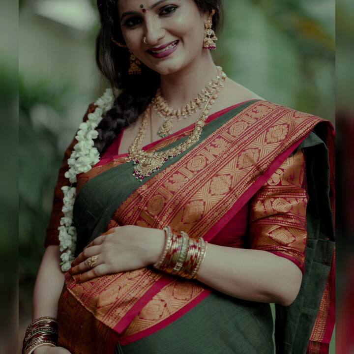 అనంతరం ఇద్దరూ ప్రేమించుకుని పెళ్లి చేసుకున్నారు. తాజాగా వీరిద్దరూ తమ ప్రెగ్నెన్సీ విషయాన్ని సోషల్ మీడియాలో పోస్ట్ చేశారు. (Images Source : Instagram/Jabardasth Rakesh,Sujatha)