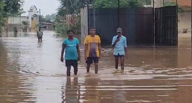 Rain And River water flows into Navsari district thane taluka read south gujarat Monsoon Updates Monsoon: નવસારીના 3 તાલુકા વરસાદી પાણીમાં ગરકાવ, પુરની સ્થિતિ-લોકો ઘરોમાં પૂરાયા, પાણી ઓસરવાની જોઇ રહ્યાં છે રાહ