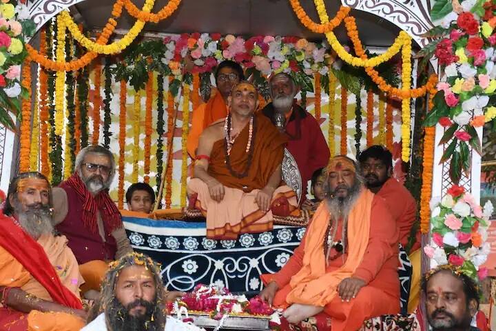 ઇન્ટરવ્યૂ દરમિયાન શંકરાચાર્યએ કહ્યું, જે ગાયને અમે માતા કહીએ છીએ, તેને કાપીને માંસ વેચવામાં આવી રહ્યું છે, આનાથી મોટો કલંક શું હશે. આનું નિવારણ થવું જોઈએ.