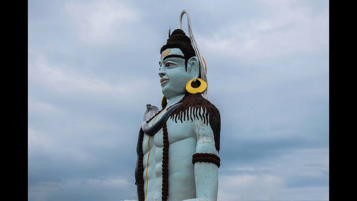 আর্থিক সমস্যাতেও শিবের এই মন্ত্র খুব ভাল কাজ করে বলে বিশ্বাস অনেকের। রোজগারের নতুন উপায় পেতে পারে। সবার উপরে সৎ পরিশ্রম ও কাজের প্রতি নিষ্ঠা । তাতে স্তোত্র জোগায় দ্বিগুণ শক্তি।