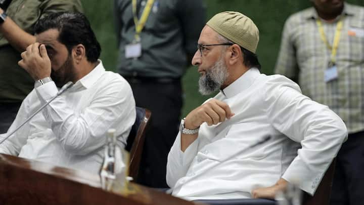 एक शख्स ने लिखा की 15 मिनट पुलिस हटा दें तो छोटा भाई वक्फ बोर्ड की सारी पावर वापस ले आएगा. वहीं एक व्यक्ति ने यह कहा कि जल्दी ही बिल आने वाला है.