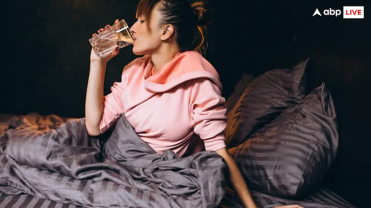 If You Feel Excessive Thirst at Night Learn What It Could Indicate रात में ज्यादा प्यास लगती है तो जानें किस बीमारी का है संकेत, कभी न करें नजरअंदाज