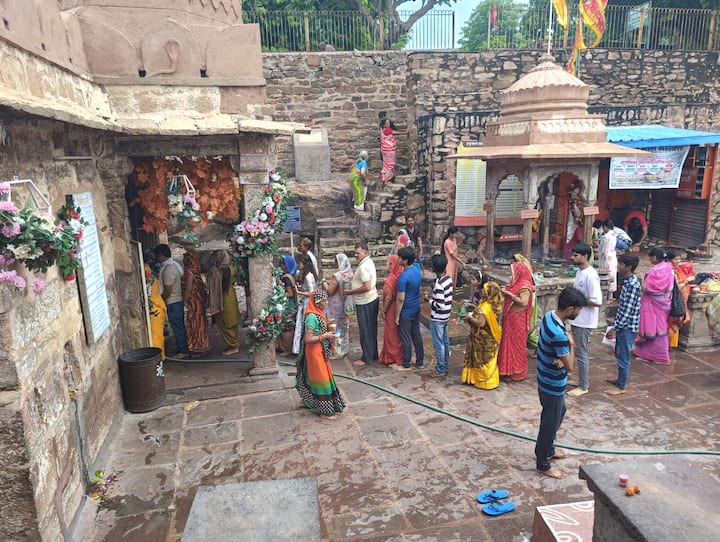 उसके बाद दोनों का प्रेम परवान चढ़ा. राजकुमार दुष्यंत जब वहां से जाने लगे, तो शकुंतला से शादी का वादा करके उन्हें एक संकेत के रूप में एक अंगूठी दे गए थे. एक ऋषि ने शकुंतला से क्रोधित होकर उसे श्राप दिया कि दुष्यंत उसे भूल जाएगा. उसके बाद शकुंतला की अंगूठी नदी में गिर गई.