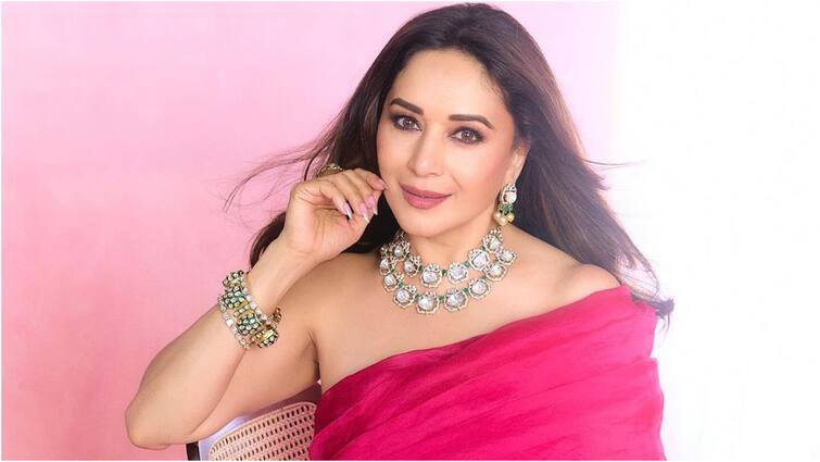 Madhuri Dixit is all set to play the role of a serial killer in a web series Madhuri Dixit: కెరీర్‌లో ఫస్ట్ టైమ్ అలాంటి పాత్రలో నటించనున్న మాధురీ దీక్షిత్ - వామ్మో, చూడగలమా?