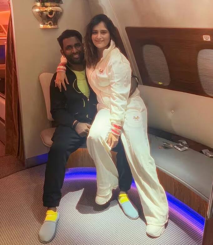 Aarti Singh Dipak Chauhan Romantic Pics: લોકપ્રિય ટીવી અભિનેત્રી આરતી સિંહે ફ્રેન્ડશિપ ડેના અવસર પર તેના પતિ દીપક ચૌહાણ સાથેની કેટલીક તસવીરો શેર કરી છે. જે હવે ઝડપથી વાયરલ થઈ રહી છે. આરતી સિંહે થોડા મહિના પહેલા મુંબઈમાં બિઝનેસમેન દીપક ચૌહાણ સાથે લગ્ન કર્યા હતા. લગ્ન પછી પણ આ કપલ હનિમૂન માણી રહ્યું છે. તાજેતરમાં જ બંને ફરી એકવાર વિદેશમાં એકબીજા સાથે રોમાન્ટિક થતા જોવા મળ્યા હતા.