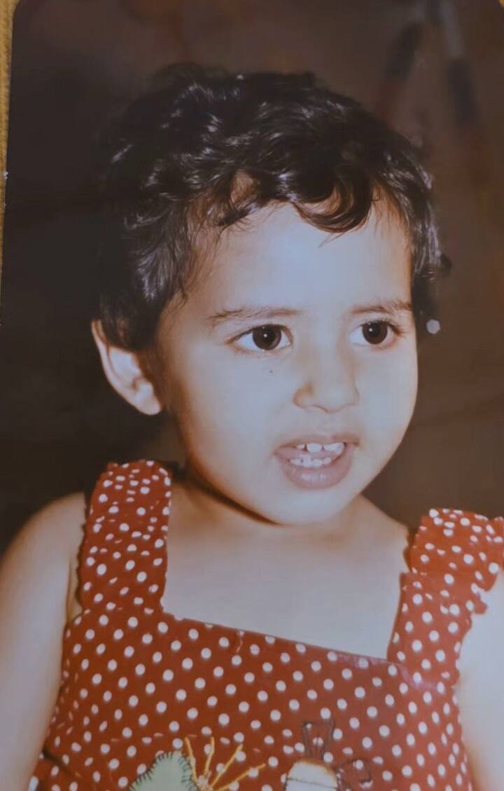 अपनी चाइल्डहुड जर्नी को खुद सरगुन मेहता ने अपने फैंस के साथ शेयर किया है. इन तस्वीरों मे एक्ट्रेस अलग-अलग ड्रेस मे अलग-अलग पलों को एन्जॉय करती हुई नजर आ रही हैं.