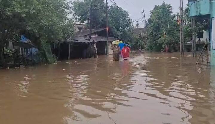 બિલીમોરાના દેસરા વિસ્તારમાંથી એક મહિલાનું રેસ્કયૂ કરવામાં આવ્યું હતું. દેસરાના ભાઠા ફળિયા વિસ્તારમાં રહેતા હેતવી પટેલ નામની મહિલાની તબિયત બગડતા ફાયર વિભાગની ટીમે રેસ્ક્યૂ કર્યું. ભાઠા ફળિયા વિસ્તારમાં વરસાદી પાણી ભરાઈ જતા એમ્બ્યુલન્સ ન પહોચી શકતા બોટ મારફતે બહાર કાઢવામાં આવ્યા હતા.