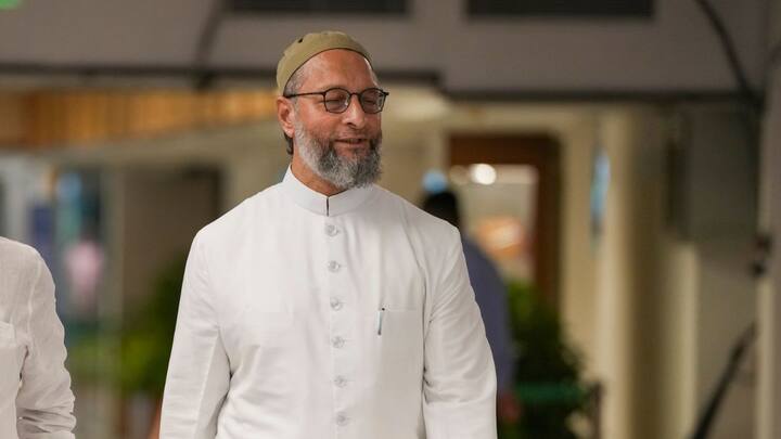 इतना ही नहीं ओवैसी ने आरएसएस पर भी निशाना साधते हुए कहा कि वह शुरुआत से वक्फ और उसकी प्रॉपर्टी को खत्म कर देना चाहते हैं. उन्होंने कहा कि एक बार अगर वक्फ किसी प्रॉपर्टी को डिक्लेयर कर देता है तो वह हमेशा वक्फ की ही होती है.