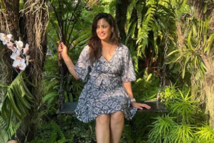 अगर आप अपनी ट्रिप पर वन पीस पहनना चाहती है, तो श्वेता तिवारी की ये ड्रेस आपके लुक में चार चांद लगा देगी.