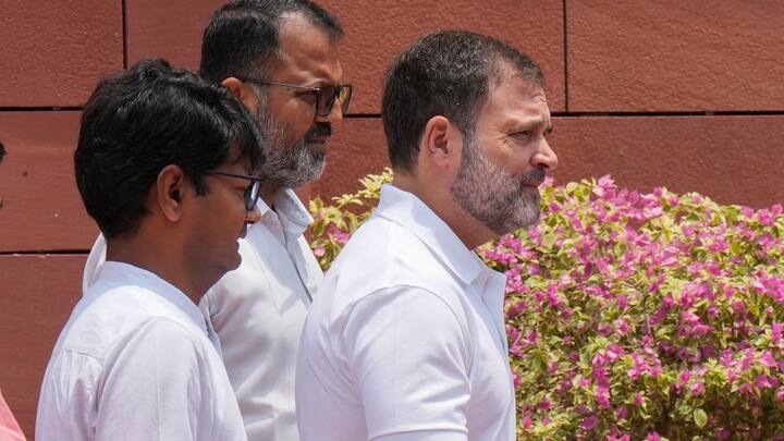 लल्लन टॉप की रिपोर्ट के मुताबिक राहुल गांधी के चक्रव्यूह और अभय मुद्रा वाला भाषण इस कदर फेमस हुआ है कि यह सवाल तो उठने लगा कि आखिर राहुल गांधी का भाषण को कौन तैयार कर रहा है. इसको लेकर पत्रकार आदेश रावल ने बताया कि राहुल गांधी के भाषण की चर्चा तीन लोग मिलकर करते हैं.