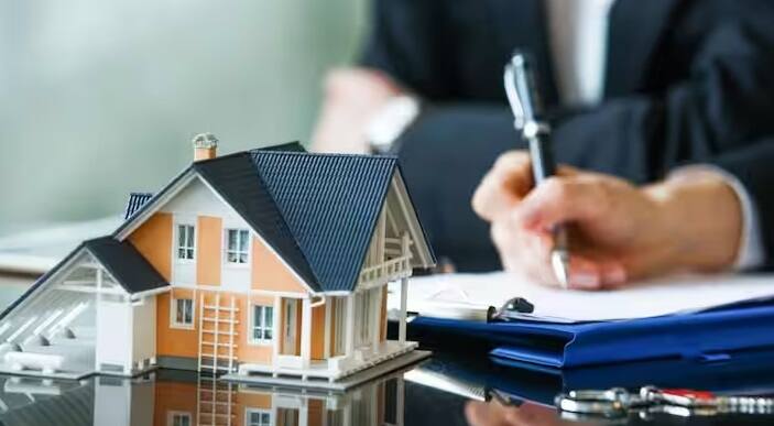 Home Loan Tips: જો તમે લોન પર ઘર લીધું છે. તેથી હોમ લોન ચૂકવ્યા પછી તમારે આ ત્રણ દસ્તાવેજો તરત જ મેળવી લેવા જોઈએ. નહિંતર તમને પાછળથી નુકસાન થઈ શકે છે. ઘણીવાર લોકો ઘર ખરીદવા અને હોમ લોન લેવા જાય છે. હોમ લોન લેતી વખતે તેઓએ લોનની અરજી અને નોંધણી સમયે કેટલાક દસ્તાવેજો સબમિટ કરવા પડે છે.