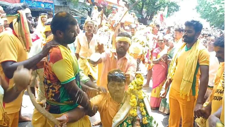 Aadi perukku traditional festival of Kurumans people in dharmapuri Dharmapuri : “தலையில் உடைப்பட்ட தேங்காய் - காலில் கட்டிய சலங்கை” விநோத வழிபாட்டின் காரணம் இதுதான்..!