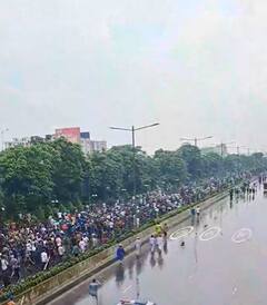 Bangladesh Government Crisis: PM आवास के बेड पर आराम फरमाते प्रदर्शनकारी, बंगबंधु के स्टेचू पर बरसाए हथौड़े, बांग्लादेश तख्तापलट की तस्वीरें