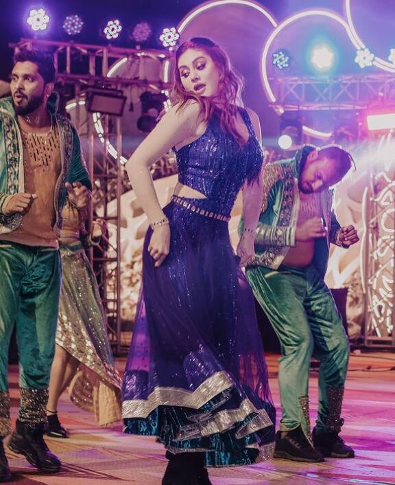 पारस छाबड़ा के साथ एक पॉडकास्ट के दौरान शेफाली ने कहा कि जब पैपराजी ऐसा करते हैं तो उन्हें परेशानी क्यों नहीं होती.