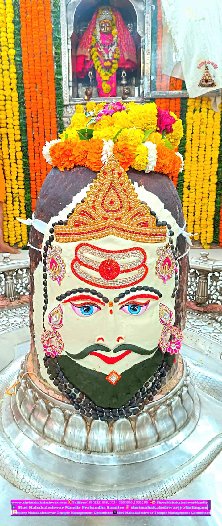 भगवान महाकाल को भस्म आरती में भी फल और फूल का भोग लगाया जाता है. जो शिव भक्त भगवान महाकाल के दर्शन करने नहीं पहुंच पाते हैं उन्हें सवारी के माध्यम से दर्शन देने के लिए खुद भगवान महाकाल नगर भ्रमण पर निकलते हैं.