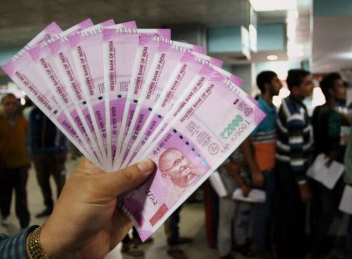 अनेक बँका कर्ज अप्रुव्ह झाले, त्या दिवसापासून कर्जाच्या रकमेवर व्याज आकारतात. खरं म्हणजे कर्ज मंजूर झाले त्या दिवसापासून व्याज घेण्याऐवजी कर्जदाराच्या खात्यात ज्या दिवशी रक्कम पडली, त्या दिवसापासून व्याज आकारायला हवे.