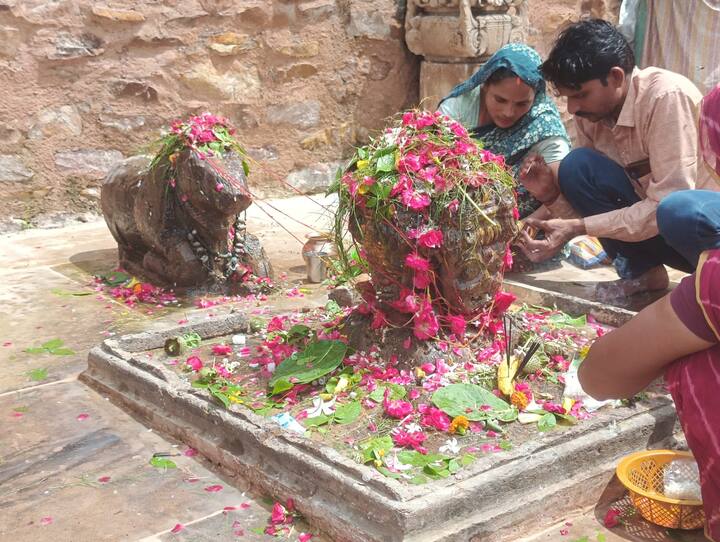 यहां पर भगवान हनुमान, भैरव बाबा का मंदिर भी है. इस शिव मंदिर के बाहर एक प्राचीन कुंड है, जो शैव पूजा का मुख्य केंद्र है. इस कुंड का पानी कभी नहीं सूखता और कुछ ही दूरी पर एक पत्थर पर बना सहस्त्र शिवलिंग है.