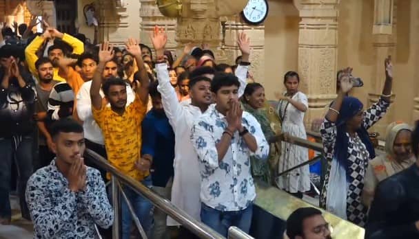 સોમનાથ મહાદેવ મંદિરે આજે અનેક ધ્વજાઓ શ્રદ્ધાળુઓ દ્વારા ચડાવવામા આવશે. મંદિર પરિસરમા સવારે 9 કલાકે ભગવાન સોમનાથ મહાદેવની પાલખી યાત્રા કાઢવામાં આવી જેના દર્શનનું પણ વિશેષ મહત્વ છે.
