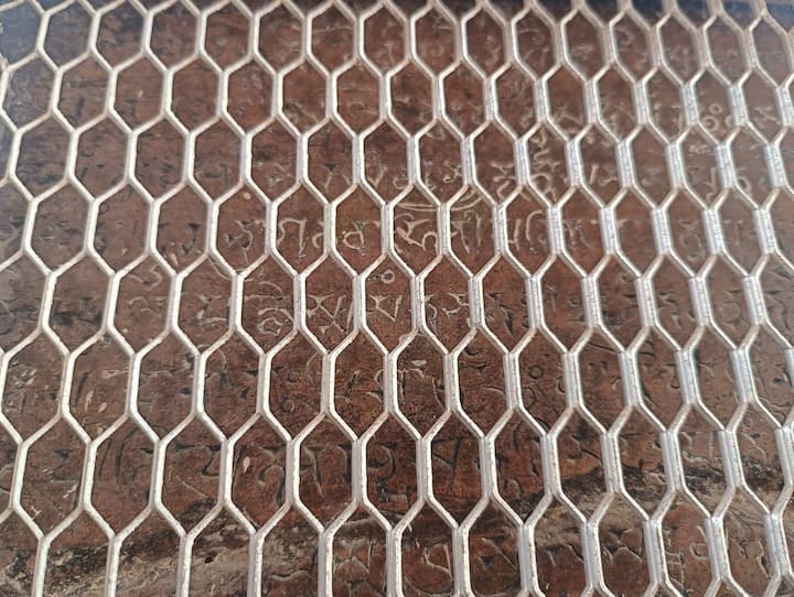 उन्होंने वैदिककालीन महर्षि कण्व के आश्रम को अमरता प्रदान की. आज भी मंदिर के पत्थरों को देखते हैं तो यहां आश्चर्य चकित करने वाली कला देखने को मिलती है, यहां अखंड ज्योति प्रज्वलित है और वहीं धुणी जलती रहती है.