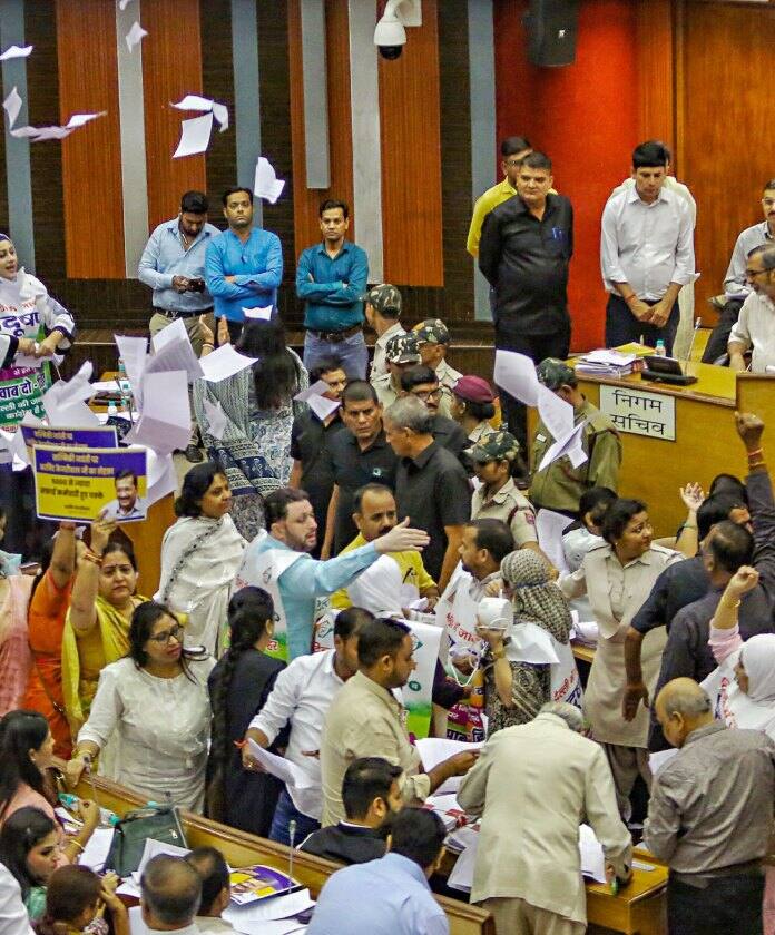 साल 2022 के एमसीडी चुनाव में आम आदमी पार्टी को 134 वार्डों में, बीजेपी को 104 वार्डों में और कांग्रेस को 9 वार्डों में जीत मिली थी.