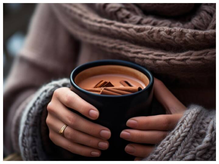 मेटाबोलिज्म में सुधार: कैफीन मेटाबोलिज्म को बढ़ाता है, जिससे कैलोरी बर्न होती है. यह वजन घटाने में मदद करता है. ज्यादा पीना नुकसानदायक होता है एक कप पीने से कई फायदे होते है.