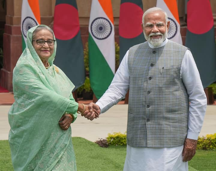 આ પછી તેણે અઝીમપુર ગર્લ્સ હાઈસ્કૂલમાંથી માધ્યમિક શિક્ષણ પૂરું કર્યું. શેખ હસીનાએ ઢાકા યુનિવર્સિટીની ઈડન મોહિલા કોલેજમાંથી ગ્રેજ્યુએશન પૂર્ણ કર્યું છે.